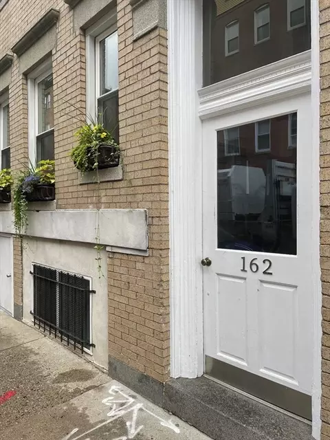 162 Endicott St #2, Boston, MA 02113