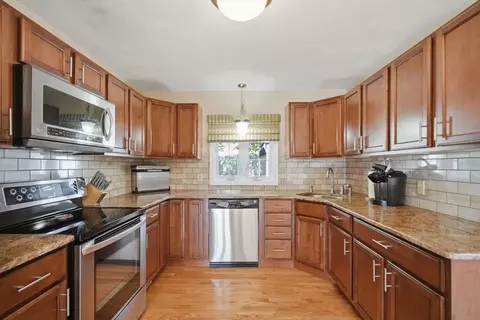 210 Winton St, Springfield, MA 01118 photo 4