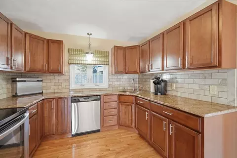 210 Winton St, Springfield, MA 01118 photo 5