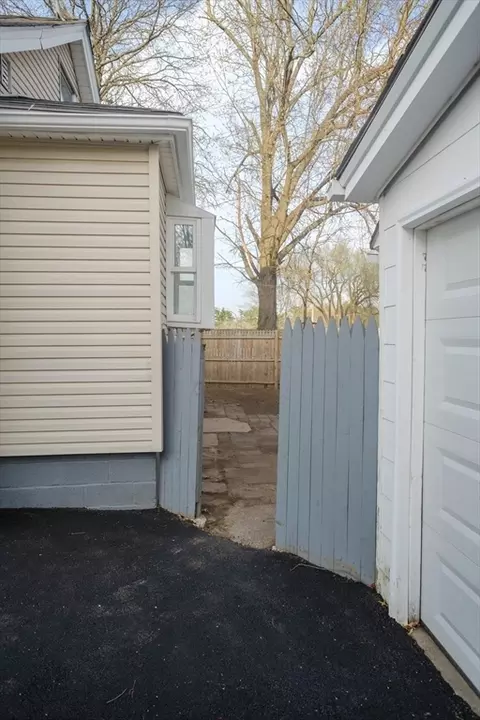 23 Eldert St, Springfield, MA 01109 photo 4