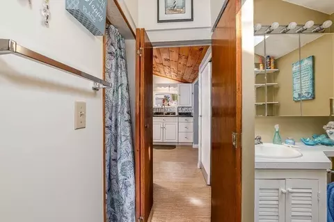 Entry Way - 26 Washington Dr, Wareham, MA 02571 photo 3 of 4