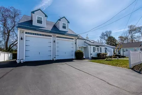 Exterior - 26 Washington Dr, Wareham, MA 02571 photo 2 of 10