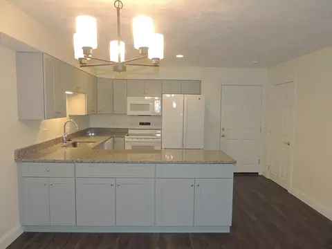 28 Greenleaves Dr #804, Amherst, MA 01002