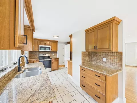 9 Burt St, Acushnet, MA 02743 photo 11