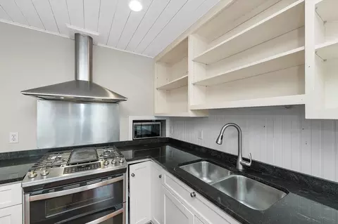 18 Bennett St #2, Manchester, MA 01944