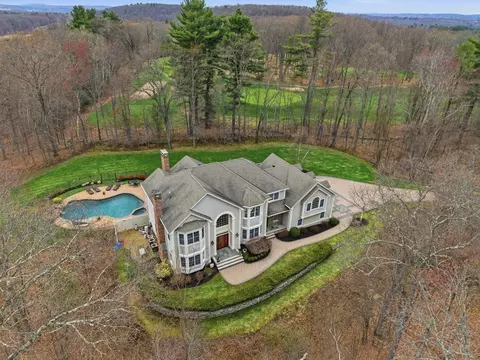 29 Hoveys Pond Dr, Boxford, MA 01921
