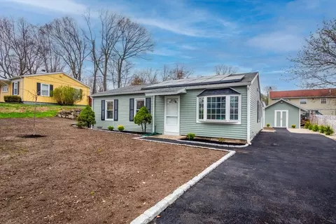 101 Laurie Ln, Lowell, MA 01854