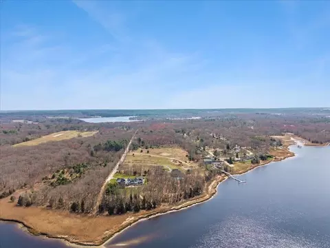 8 Ferry Ln, Berkley, MA 02779