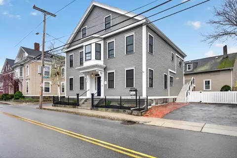 49 Essex St #1R, Salem, MA 01970