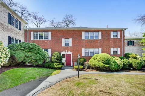 128 Lake Shore Rd #1, Boston, MA 02135