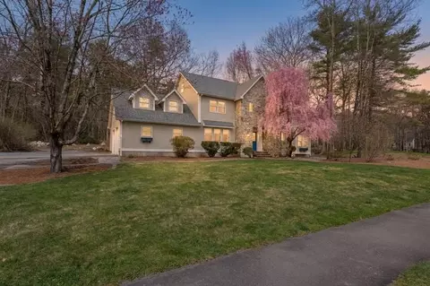 8 Windsor Dr, Foxboro, MA 02035