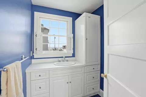 Bath - 7 Mildred St, Hull, MA 02045 photo 3 of 4