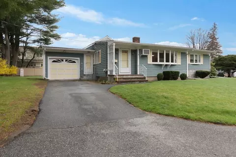 2 Standish Rd, Lynnfield, MA 01940