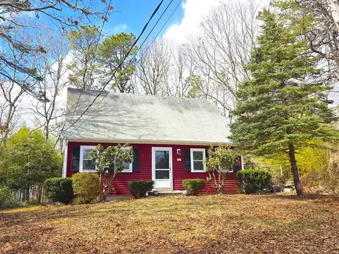 11 Webquish Ln, Mashpee, MA 02649