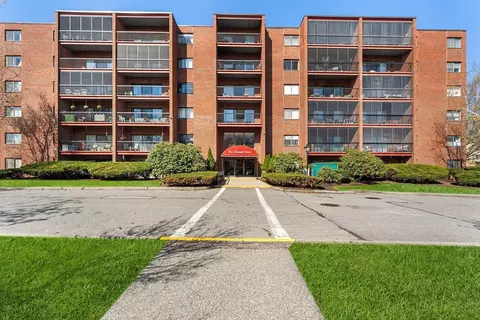 1 Summit Dr #58, Reading, MA 01867