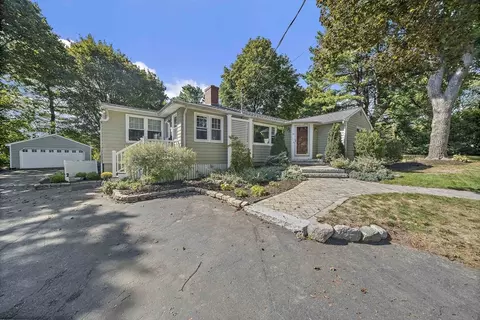 10 Newhall Rd, Lynnfield, MA 01940