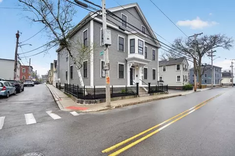 49 Essex St #2R, Salem, MA 01970