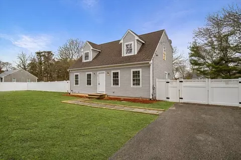 49 Orrs Ave, Hyannis, MA 02601