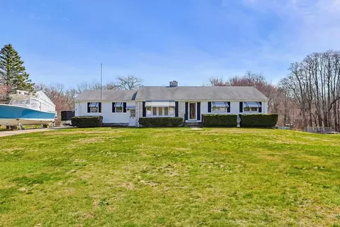 10 Brayton Rd, Tiverton, RI 02878