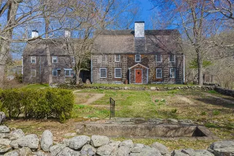 9 Maple St, Wenham, MA 01984