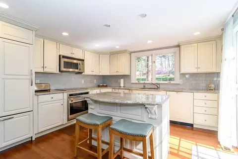 35 Arnold Rd, Wellesley, MA 02481 photo 9