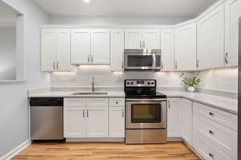 Kitchen - 57 Augustus Ct #1010, Reading, MA 01867 photo 3 of 6