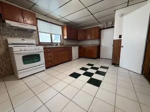 Kitchen - 159 Jefferson Ave, Everett, MA 02149 photo 5 of 7