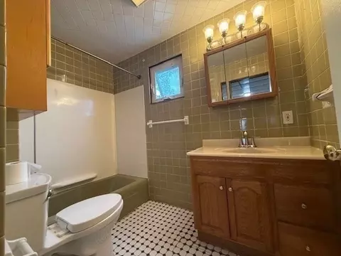 Bath - 159 Jefferson Ave, Everett, MA 02149 photo 2 of 2