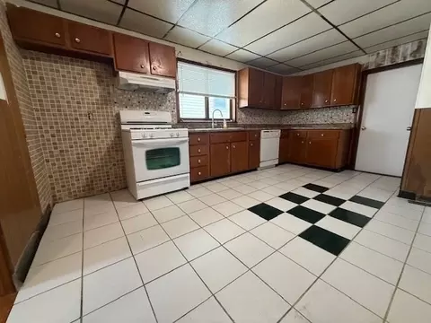 Kitchen - 159 Jefferson Ave, Everett, MA 02149 photo 4 of 7