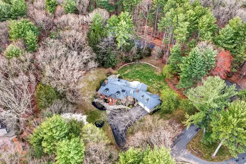 8 Buttercup Ln, Dover, MA 02030