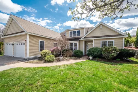 102 Candlewood Ln #102, Clinton, MA 01510