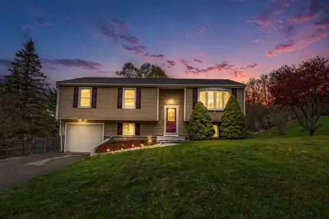 285 Ellendale Cir, Springfield, MA 01128 photo 2
