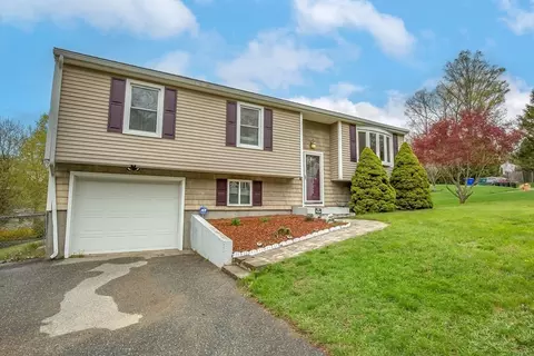 285 Ellendale Cir, Springfield, MA 01128 photo 3