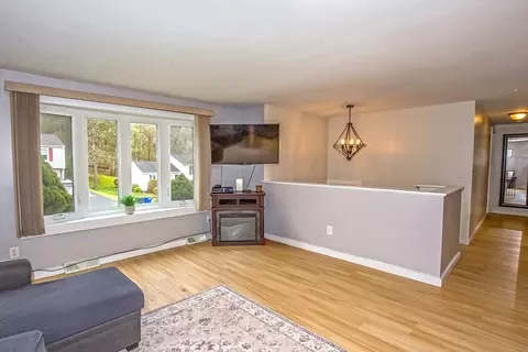 285 Ellendale Cir, Springfield, MA 01128 photo 6