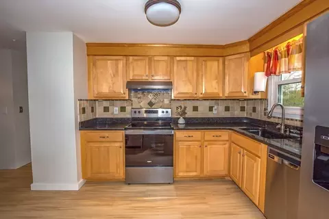 285 Ellendale Cir, Springfield, MA 01128 photo 11