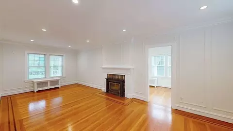 Living - 22 Longfellow Rd, Worcester, MA 01602 photo 2 of 5