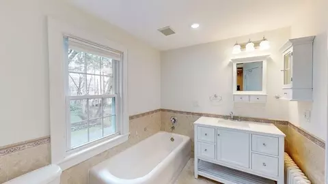 Bath - 22 Longfellow Rd, Worcester, MA 01602 photo 3 of 5