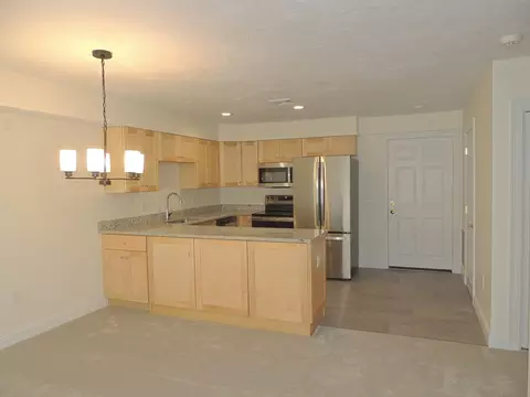 28 Greenleaves Dr #827, Amherst, MA 01002