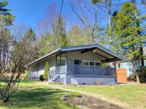 23 Iroquois Ave, Hubbardston, MA 01452