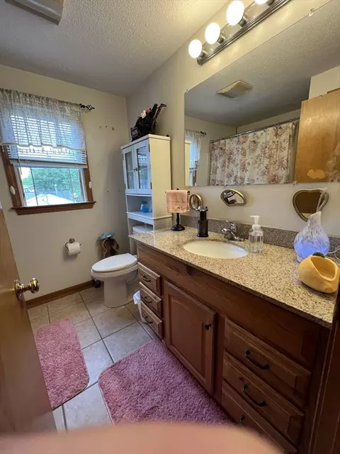 Bath - 46-48 Kent Rd, Springfield, MA 01129 photo 3 of 5