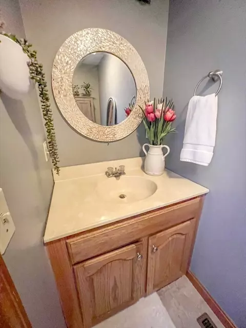 Bath - 46-48 Kent Rd, Springfield, MA 01129 photo 2 of 5