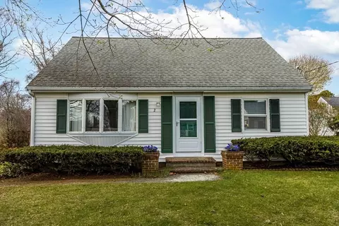 2 Montauk St, Teaticket, MA 02536