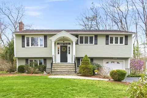 11 Sunrise Rd, Foxboro, MA 02035