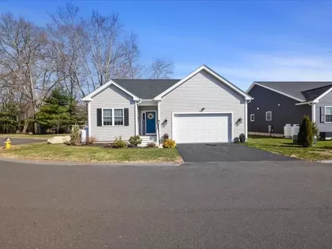 20 Country Club Blvd #20, Dudley, MA 01571
