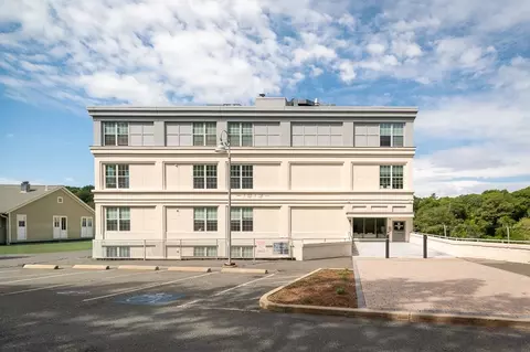 24 Cobblestone Ln #401, Gloucester, MA 01930