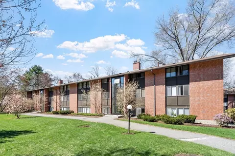8 Longwood Dr #310, Andover, MA 01810