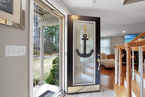 Entry Way - 842 Main St, Wareham, MA 02576 photo 1 of 5