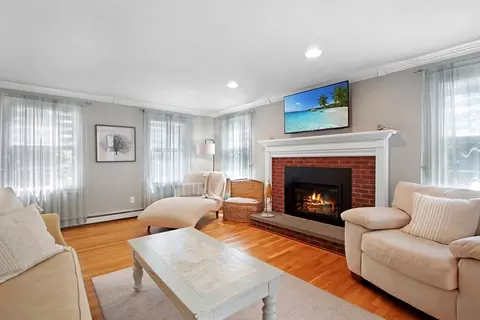Living - 842 Main St, Wareham, MA 02576 photo 2 of 3