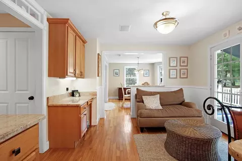 Entry Way - 842 Main St, Wareham, MA 02576 photo 4 of 5
