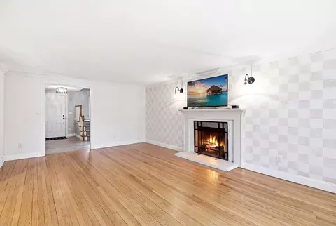 Living - 7 Brewster Rd, West Springfield, MA 01089 photo 2 of 5